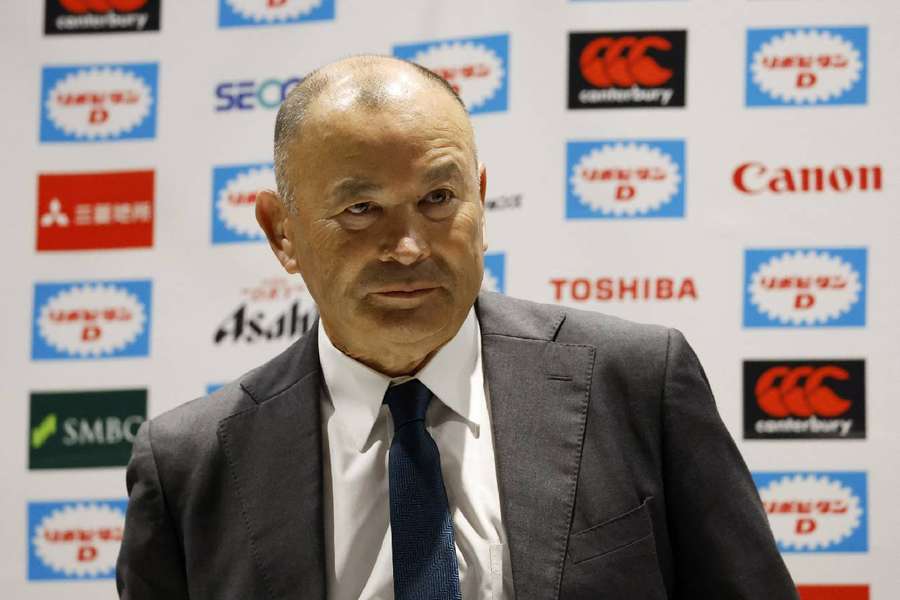 O recém-nomeado técnico do Japão, Eddie Jones, chega para a conferência de imprensa em Tóquio
