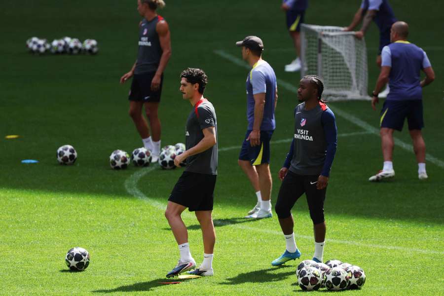 Cardoso, durante un entrenamiento del Atlético junto a Lookman en Majadahonda