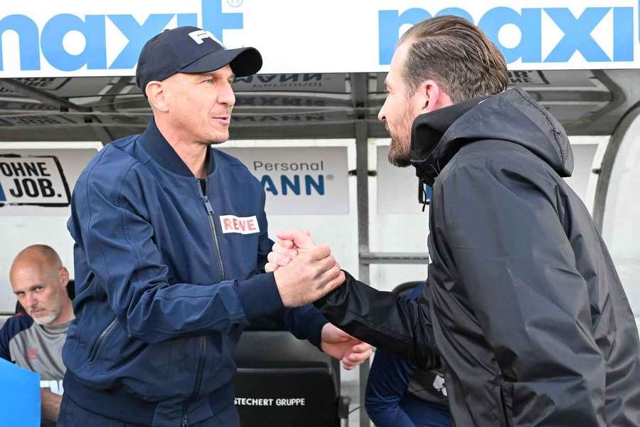 Vor weniger als einem Monat noch der Handshake in Liga zwei, heute beide ohne Job: Gerhard Struber (l.) und Jan Siewert
