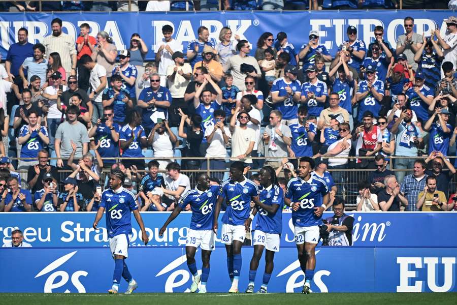 Strasbourg's players celebrate their first goal against PSG