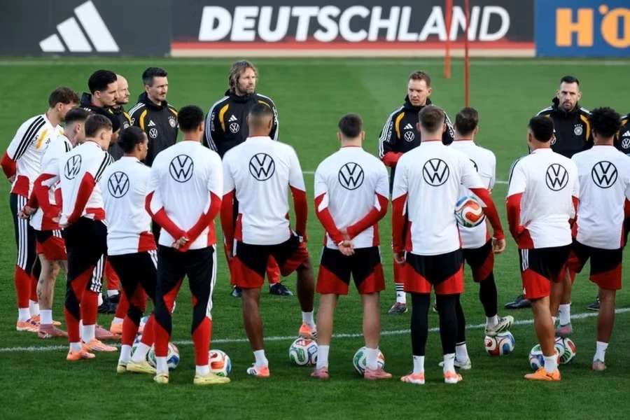 Julian Nagelsmann, hablando con sus jugadores