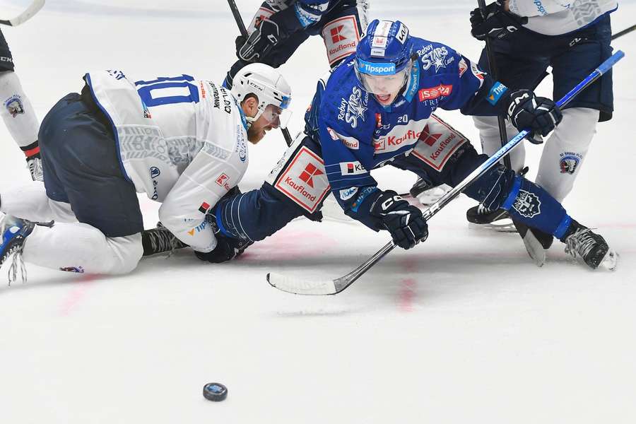 Pytlík (vpravo) vstřelil svůj první extraligový hattrick.