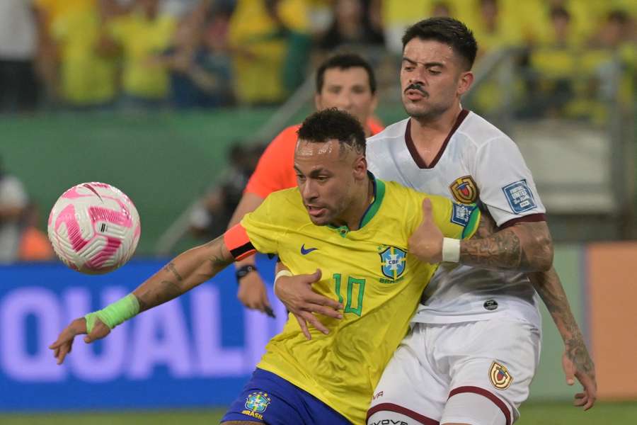 Neymar in duel met Venezuela's Junior Moreno