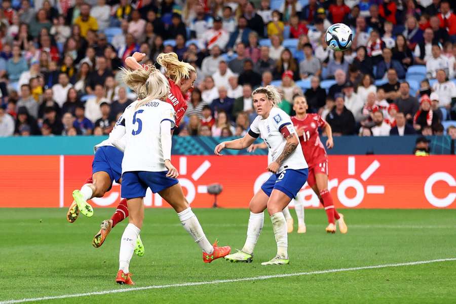 Danmark og England i aktion under Kvinde-VM