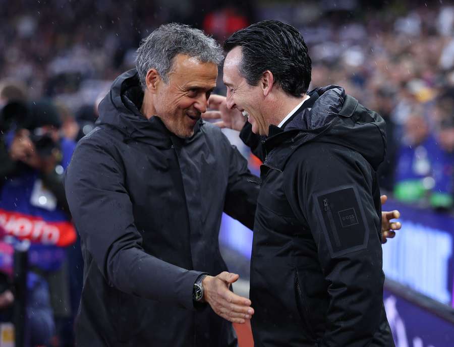 Unai Emery cumprimenta Luis Enrique, seu rival nesta quarta-feira (12)