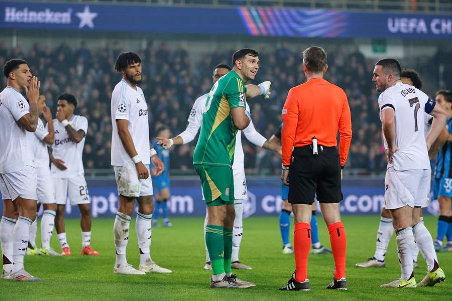 Aston Villa-spelers beklagen zich bij scheidsrechter Tobias Stieler over de gegeven penalty