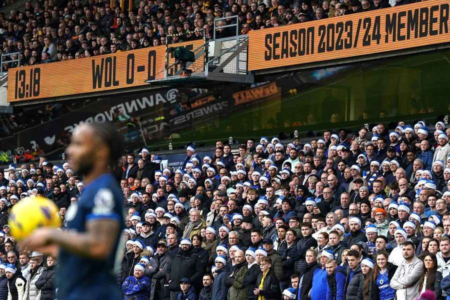Fanoušci Chelsea vyrazili v roce 2023 na Molineux v modrých vánočních čepicích.