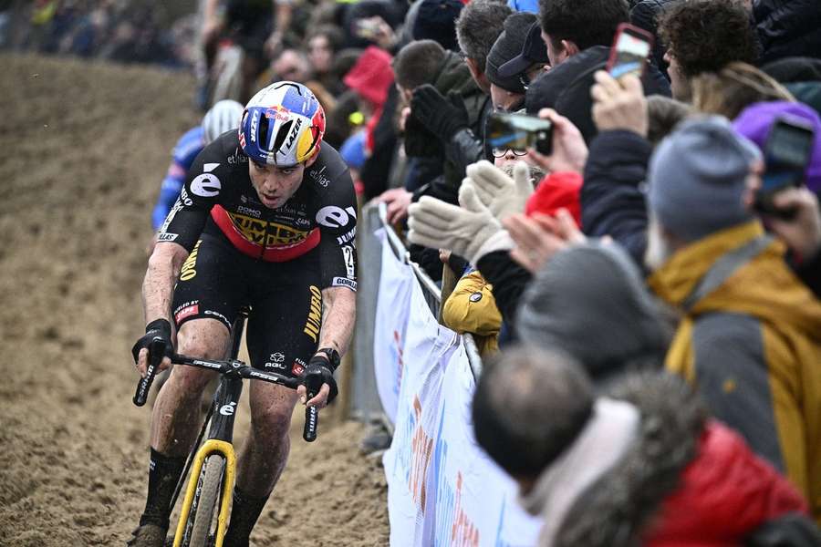 Wout van Aert var helt suveræn i sin belgiske mesterskabstrøje, som han dog ikke forsvarer, når der køres belgiske mesterskaber i Lokeren 15. januar.