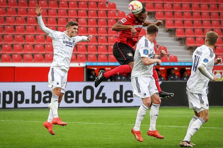 Obránci FC Kodaň v hlavičkových soubojích zaostávají.