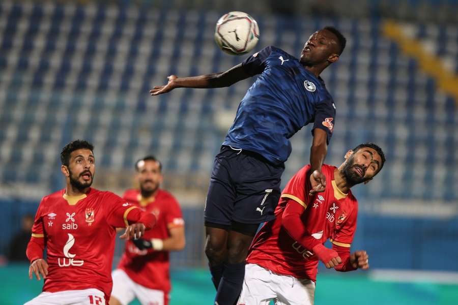 Eric Traore, hier in actie voor Pyramids, torent boven iedereen uit