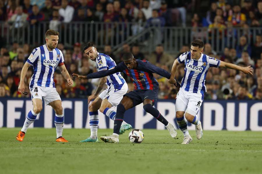 Diego Rico van Sociedad in duel met Ousmane Dembele van Barcelona
