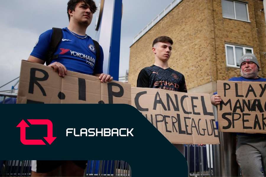 Os adeptos do Chelsea protestam contra a Superliga Europeia à porta de Stamford Bridge
