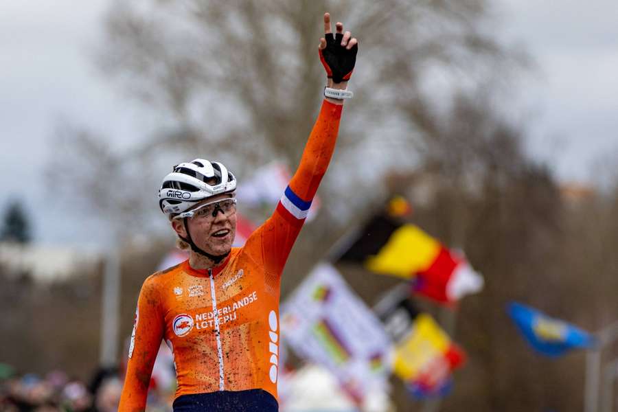 Uśmiechnięta Holenderka van Empel obroniła tytuł MŚ w kolarstwie przełajowym