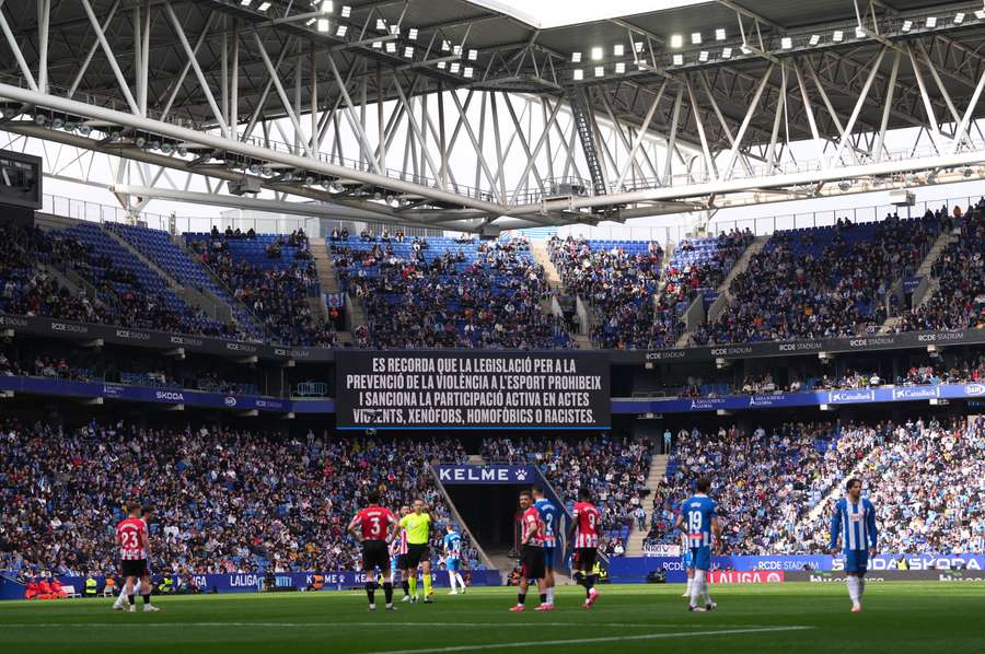 El mensaje mostrado en la gran pantalla del estadio del Barcelona. El mensaje mostrado en la gran pantalla del estadio del Barcelona.