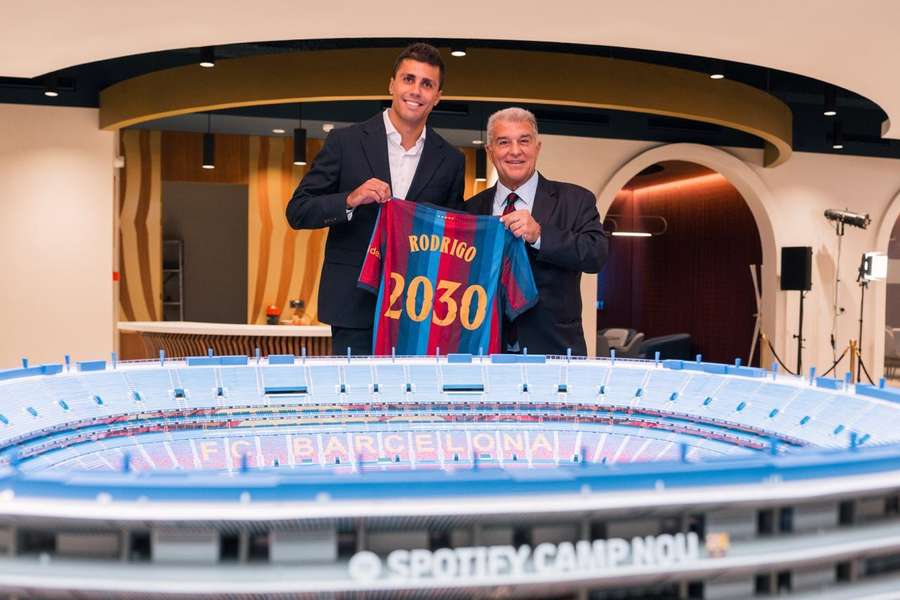 Barcelona wzmacnia się zdobywcą Złotej Piłki 2024. Rodri oficjalnie graczem Dumy Katalonii Barcelona wzmacnia się zdobywcą Złotej Piłki 2024. Rodri oficjalnie graczem Dumy Katalonii