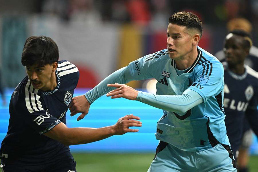 James, defendido por Laborda en su debut con el Minnesota United James, defendido por Laborda en su debut con el Minnesota United
