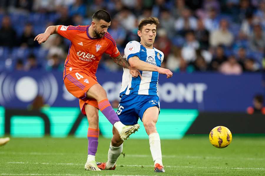 Agus Medina ante José Gragera en un Espanyol-Albacete