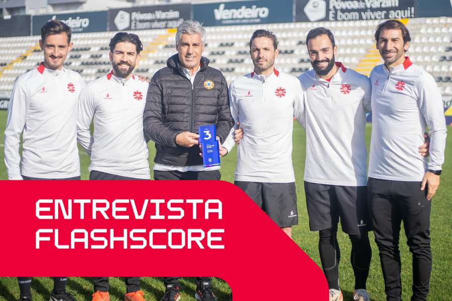 Vítor Paneira acompanhado pela sua equipa técnica