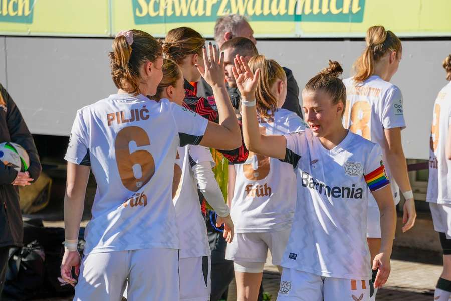 Die Bayer-Frauen bejubeln den Auswärtssieg in Freiburg.