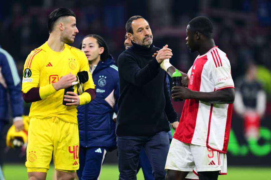 John van 't Schip schudt na afloop van de wedstrijd Brian Brobbey de hand