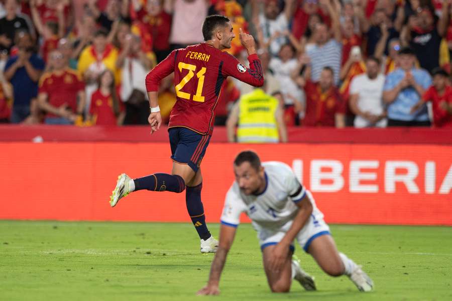 Ferrán Torres em destaque ao serviço da La Roja