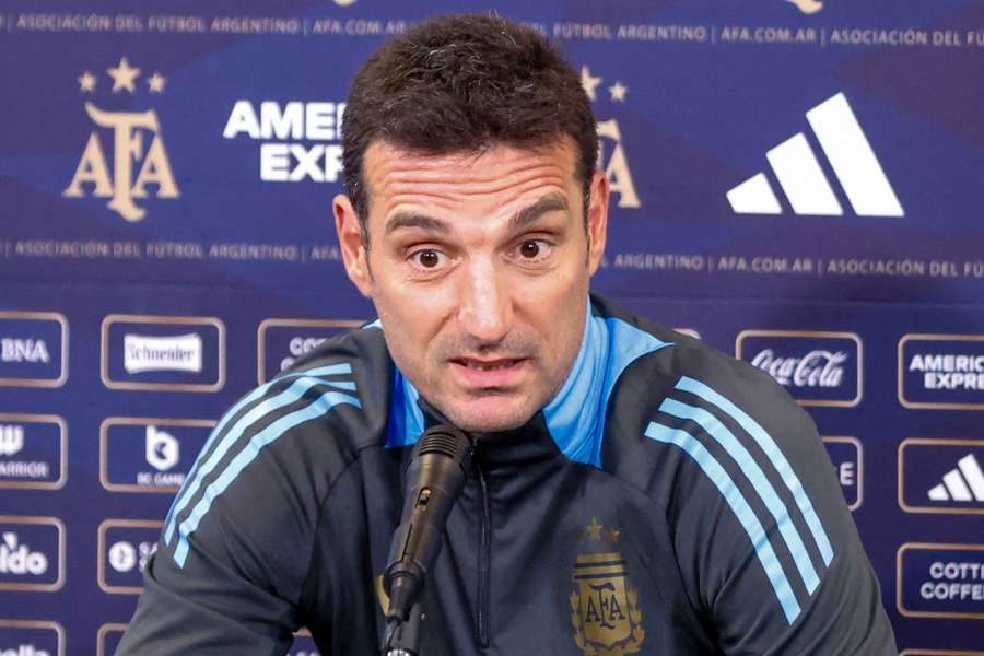 Scaloni comparece en rueda de prensa.