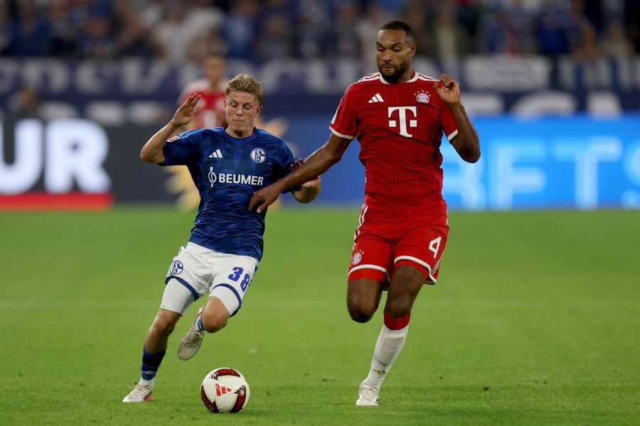 Tah im Zweikampf mit Schalke-Debütant Vozar Tah im Zweikampf mit Schalke-Debütant Vozar