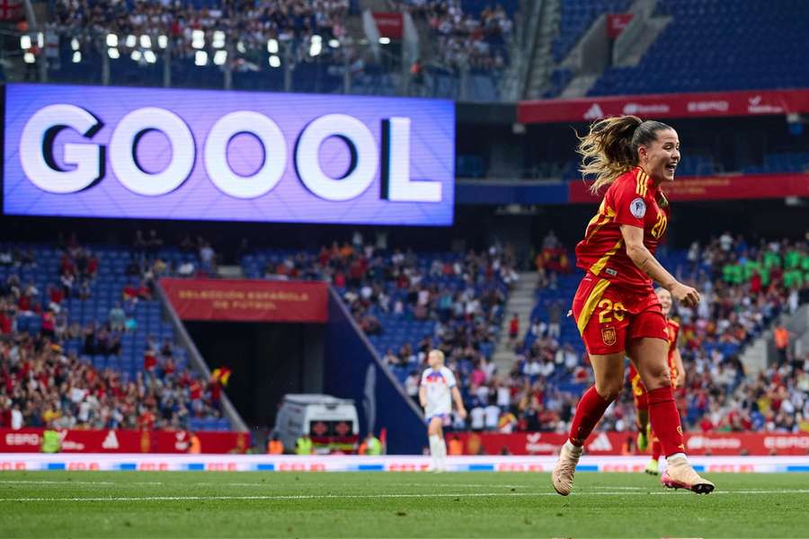 Claudia Pina celebra uno de sus goles ante Inglaterra