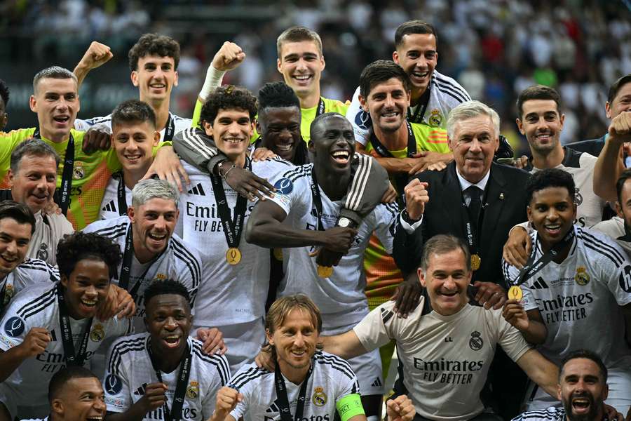 Ancelotti, celebrando la Supercopa con sus jugadores