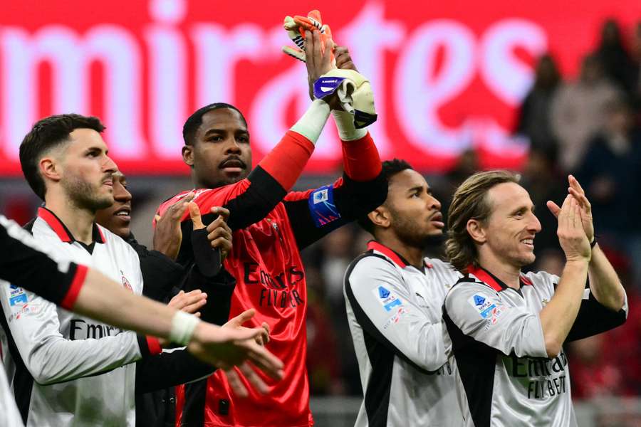 Jogadores do Milan celebram vitória sobre Torino Jogadores do Milan celebram vitória sobre Torino