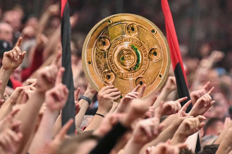 Fanii lui Leverkusen au venit pregătiți la meci cu copii ale trofeului Bundesligii