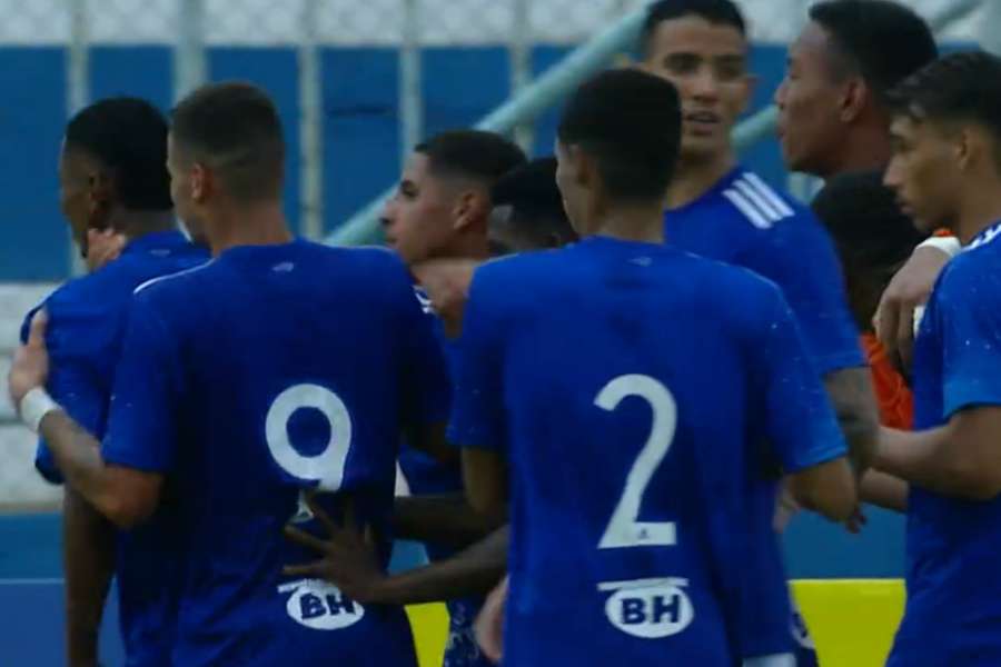 Jogadores do Cruzeiro comemoram segundo gol, marcado por Henrique (à esquerda)