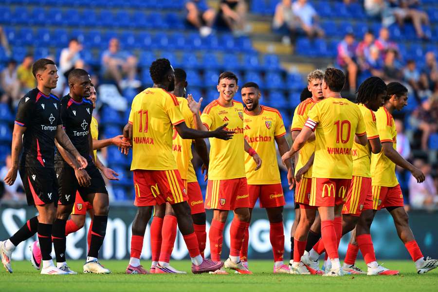 Lens após a vitória frente ao Crystal Palace na pré-época Lens após a vitória frente ao Crystal Palace na pré-época