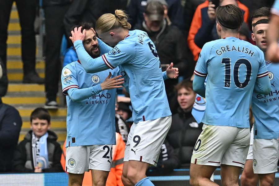 Haaland e Bernardo Silva se abraçam após o segundo gol