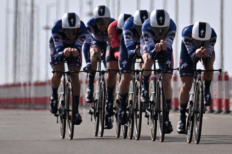 Der blev kørt med en hæsblæsende gennemsnitshastighed på 56,77 kilometer i timen, da Soudal-Quick Step tirsdag sejrede i holdtidskørslen i UAE Tour.