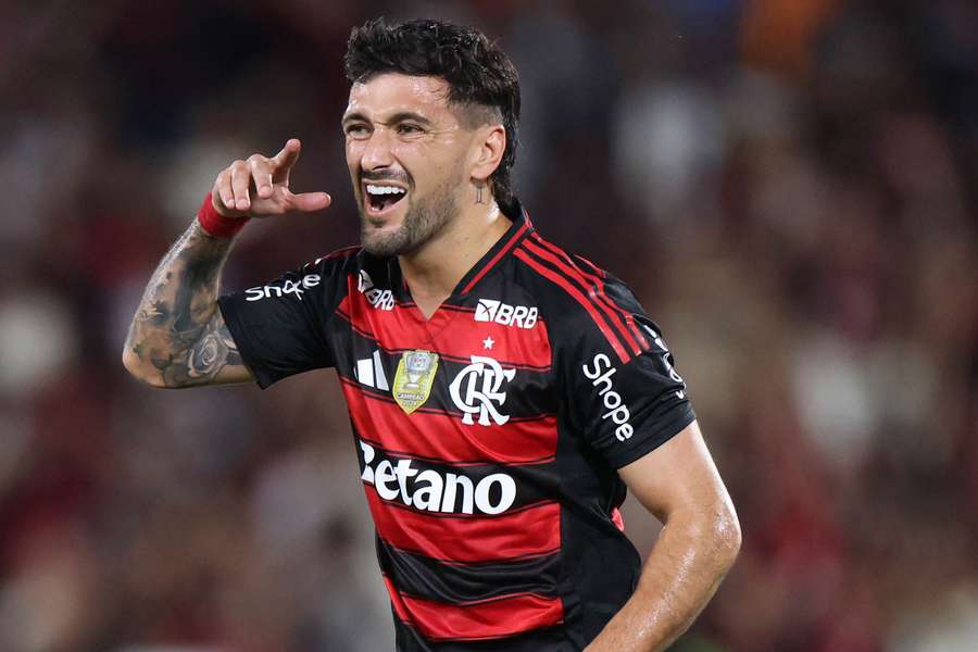Arrascaeta fez um golaço de falta para decretar a vitória do Flamengo