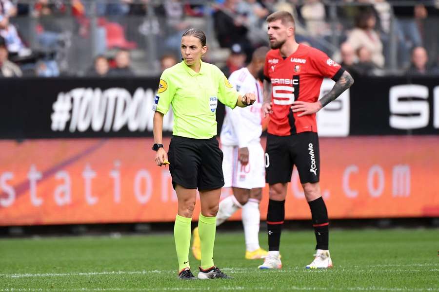 Stéphanie Frappart arbitre en Ligue 1, mais aussi en Ligue des champions masculine. Stéphanie Frappart arbitre en Ligue 1, mais aussi en Ligue des champions masculine.