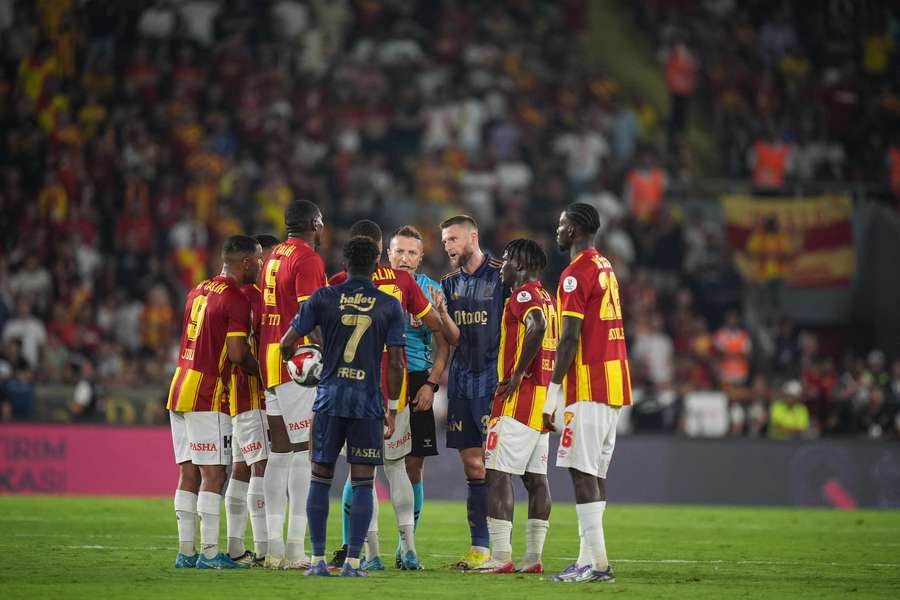 149 árbitros son suspendidos en Turquía por implicación en apuestas 149 árbitros son suspendidos en Turquía por implicación en apuestas