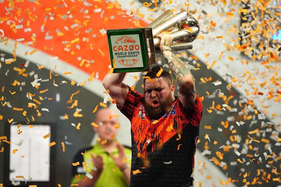 Michael Smith se nevzdal a po osmi nezdarech ve "velkých finále" ovládl po Grand Slam of Darts také mistrovství světa.