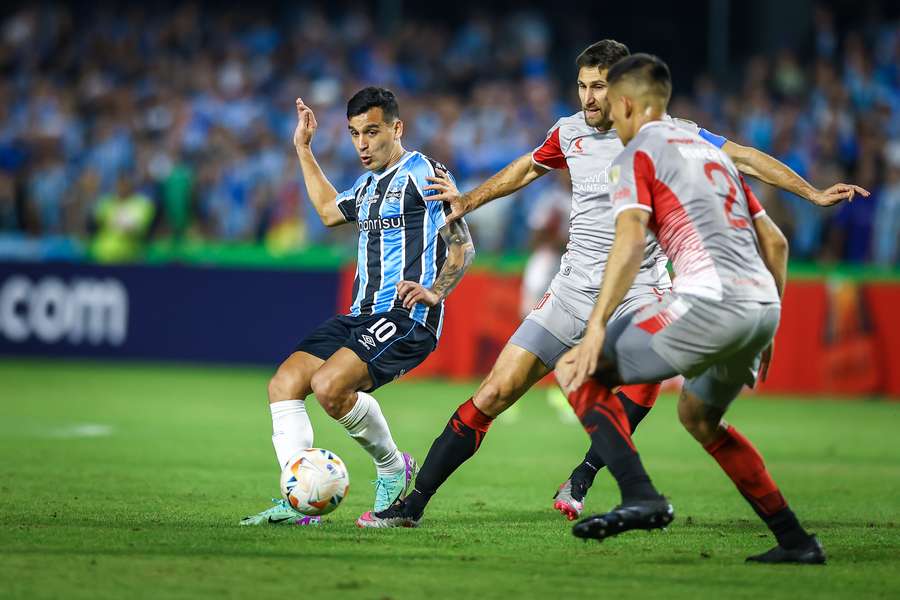 Grêmio sofreu contra o Estudiantes na etapa inicial