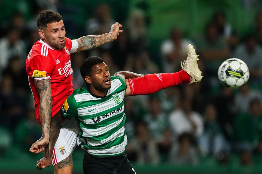 Matheus Reis disputa bola com Otamendi