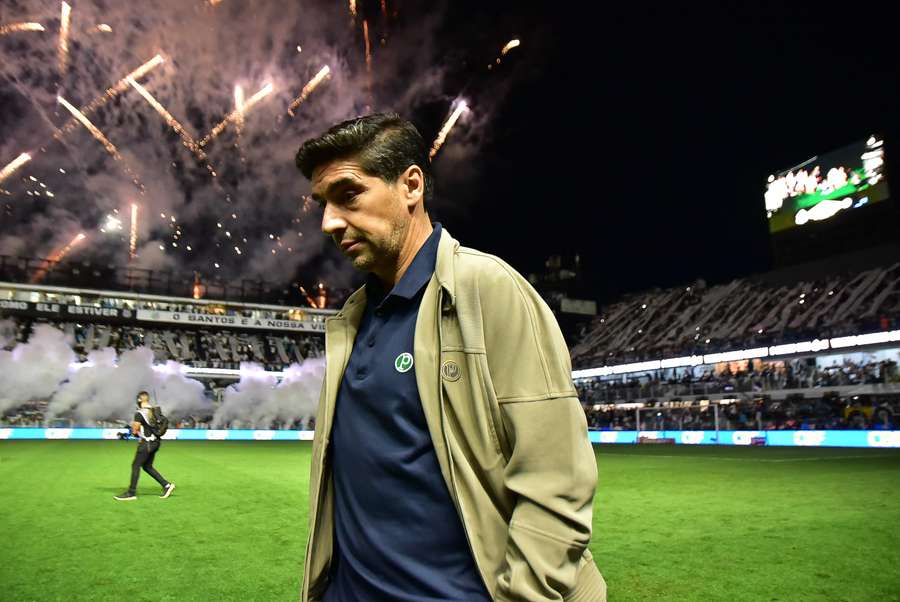 O treinador palmeirense entrando em campo na Vila Belmiro