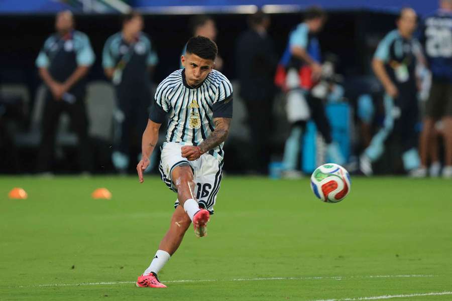 Thiago Almada, en un calentamiento de Argentina Thiago Almada, en un calentamiento de Argentina