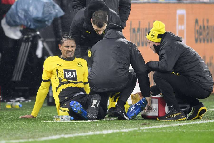 Sébastien Haller raakte geblesseerd tijdens de Bundesligawedstrijd tegen FSV Mainz op 19 december