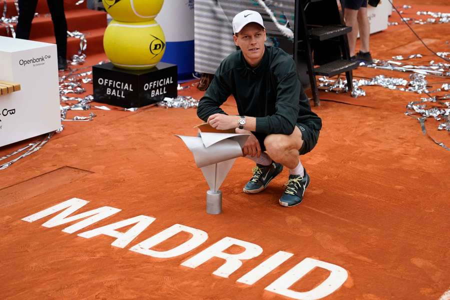 Jannik Sinner, con su trofeo de Madrid