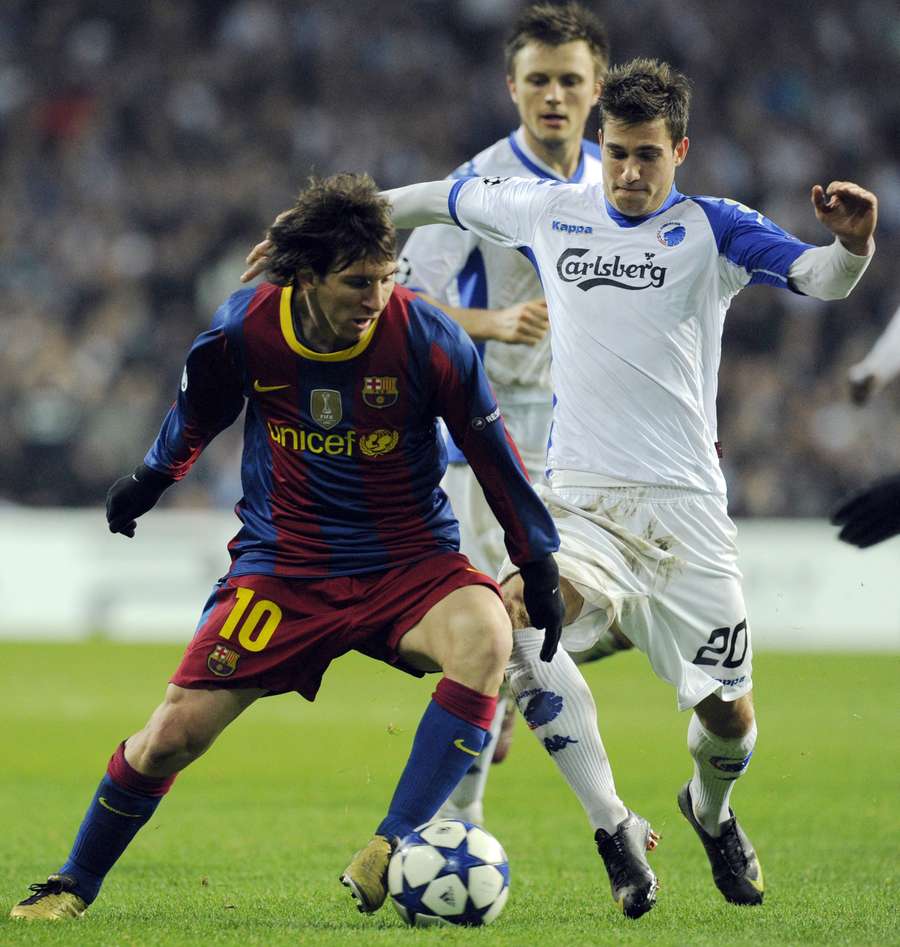 Lionel Messi à la lutte avec Martin Vingaard lors du match de Ligue des champions entre le FC Barcelone et le FC Copenhague, à Copenhague, le 2 novembre 2010. Lionel Messi à la lutte avec Martin Vingaard lors du match de Ligue des champions entre le FC Barcelone et le FC Copenhague, à Copenhague, le 2 novembre 2010.