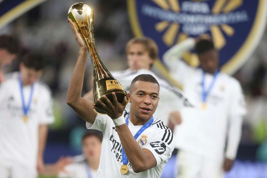 Mbappé comemora mais um título pelo Real Madrid Mbappé comemora mais um título pelo Real Madrid