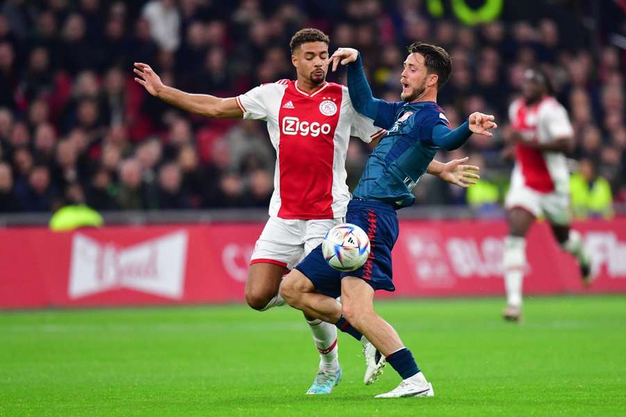 Bizarre situatie Ajax-Twente: Devyne Rensch met rood op brancard van veld gedragen