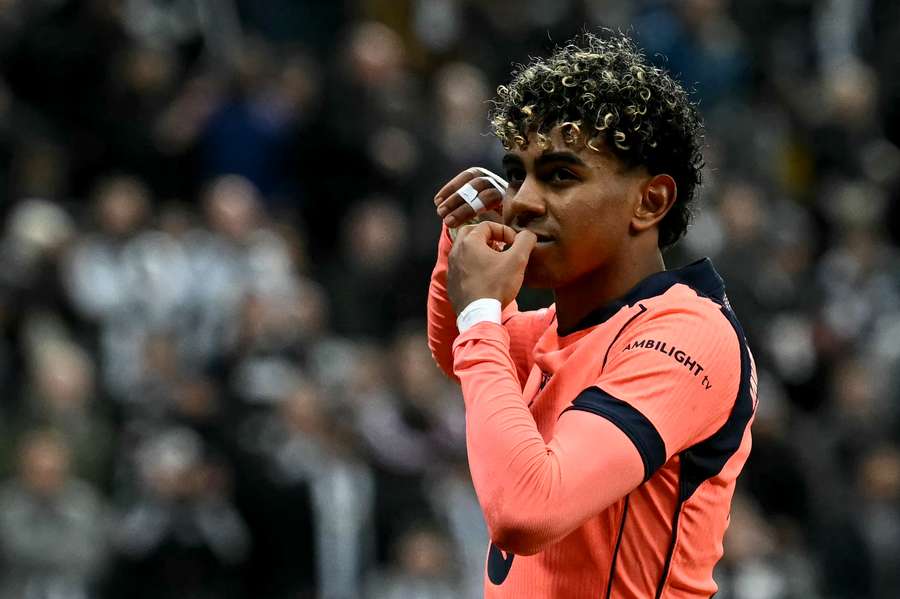 Lamine Yamal celebra la vittoria contro il Newcastle negli ottavi di finale di Champions League