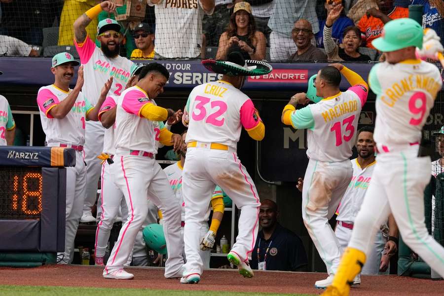 Padres' Nelson Cruz viert een homerun met zijn teamgenoten
